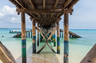 2018.02.24, Stone Town, Zanzibar, Tanzanya. Afrika çevresinde seyahat. ahşap yatak yakın okyanus arka plan üzerinde çekmek ilâ.