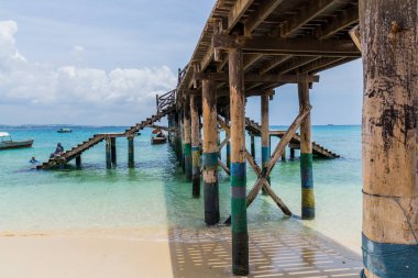 2018.02.24, Stone Town, Zanzibar, Tanzanya. Afrika çevresinde seyahat. ahşap yatak yakın okyanus arka plan üzerinde çekmek ilâ.