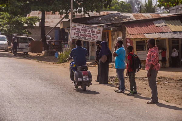 2018.02.24, Stone Town, Zanzibar, Tanzanya. Afrika çevresinde seyahat. Taş şehrin ulaşım sistemi. Sokakta taşımaları.