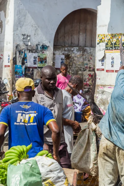 2018.02.24, Stone Town, Zanzibar, Tanzanya. Afrika çevresinde seyahat. Turistler ve yerliler için taş şehrin dar sokakta.