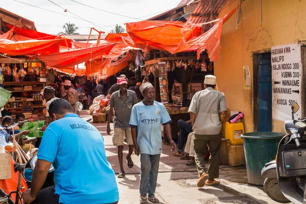 2018.02.24, Stone Town, Zanzibar, Tanzanya. Afrika çevresinde seyahat. Turistler ve yerliler için taş şehrin dar sokakta.