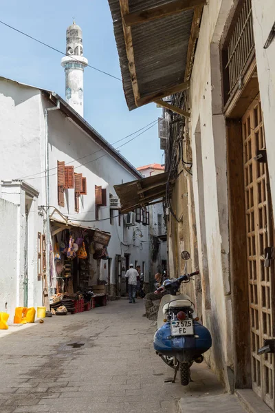 2018.02.24, Stone Town, Zanzibar, Tanzanya. Afrika çevresinde seyahat. Turistler ve yerliler için taş şehrin dar sokakta.