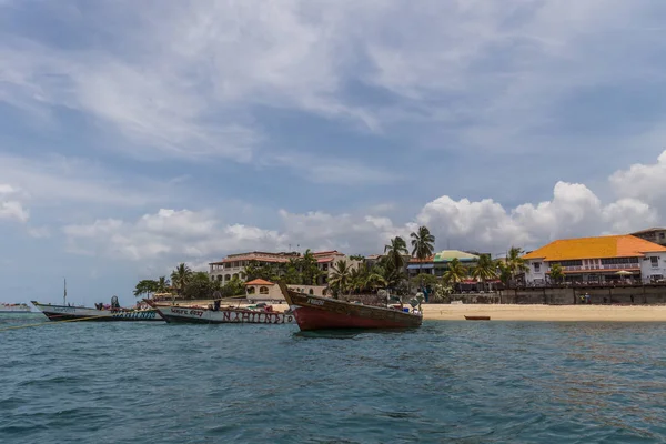 2018.02.24, Stone Town, Zanzibar, Tanzanya. Afrika çevresinde seyahat. Yelkenli gemi ufuk çizgisi arka plan üzerinde.