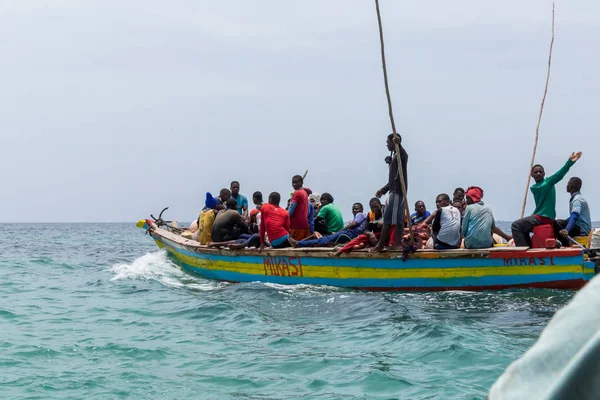2018.02.24, Stone Town, Zanzibar, Tanzanya. Afrika çevresinde seyahat. Tekne dalgalar üzerinde yüzen Afrika halkının tam. 