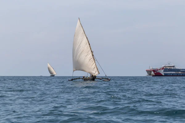 2018.02.24, Stone Town, Zanzibar, Tanzanya. Afrika çevresinde seyahat. Yelkenli gemi ufuk çizgisi arka plan üzerinde.