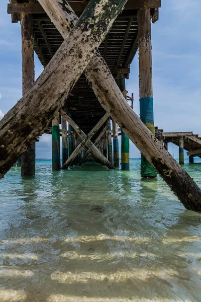 2018.02.24, Stone Town, Zanzibar, Tanzanya. Afrika çevresinde seyahat. ahşap yatak yakın okyanus arka plan üzerinde çekmek ilâ.