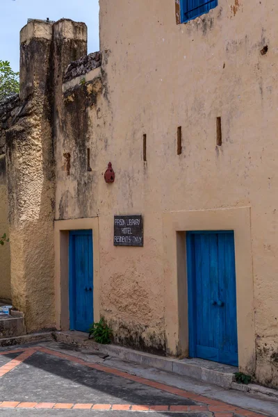 2018.02.24, Stone Town, Zanzibar, Tanzanya. Afrika çevresinde seyahat. Faade mavi kapı ile otantik binanın.