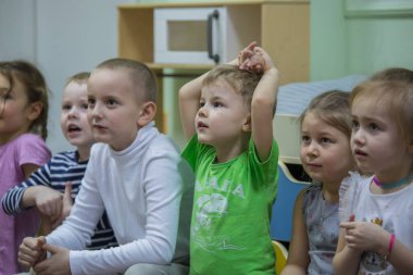 2019.01.22, Moscow, Rusya Federasyonu. Çocuk çocuk bahçesinde grubudur. Küçük bir çocuk mutlu doğum günü partisi.