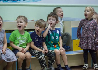2019.01.22, Moscow, Rusya Federasyonu. Çocuk çocuk bahçesinde grubudur. Küçük bir çocuk mutlu doğum günü partisi.
