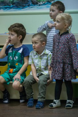 2019.01.22, Moscow, Rusya Federasyonu. Çocuk çocuk bahçesinde grubudur. Küçük bir çocuk mutlu doğum günü partisi.