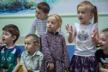 2019.01.22, Moscow, Rusya Federasyonu. Çocuk çocuk bahçesinde grubudur. Küçük bir çocuk mutlu doğum günü partisi.