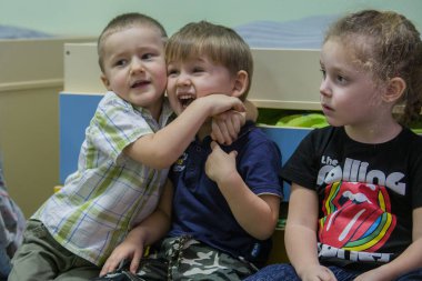 2019.01.22, Moscow, Rusya Federasyonu. Çocuk çocuk bahçesinde grubudur. Küçük bir çocuk mutlu doğum günü partisi.