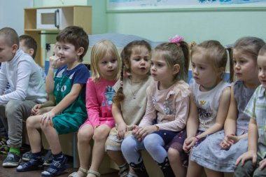 2019.01.22, Moscow, Rusya Federasyonu. Çocuk çocuk bahçesinde grubudur. Küçük bir çocuk mutlu doğum günü partisi.