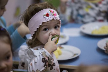 2019.01.22, Moscow, Rusya Federasyonu. Küçük kız yemeğe.