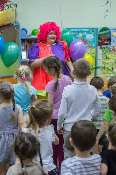 2019 Moscou Rússia Feliz Aniversário Com Palhaço Entretenimento Alegre Crianças — Fotografia de Stock