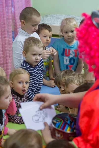 2019 Moscou Russie Des Enfants Dessinent Autour Table Dans Jardin — Photo