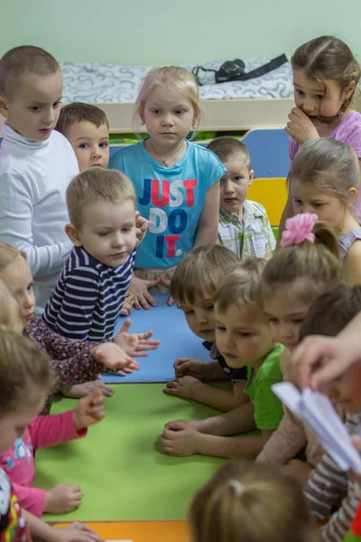 2019 Moskwa Rosja Ogród Dla Dzieci Rysunek Wokół Stołu Dziecko — Zdjęcie stockowe