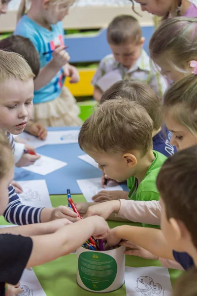 2019Moskau Russland Kinder Malen Den Tisch Garten — Stockfoto