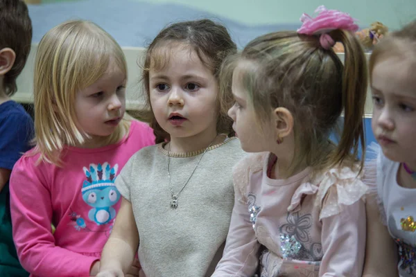 2019.01.22, Moscow, Rusya Federasyonu. Çocuk çocuk bahçesinde grubudur. Küçük bir çocuk mutlu doğum günü partisi.