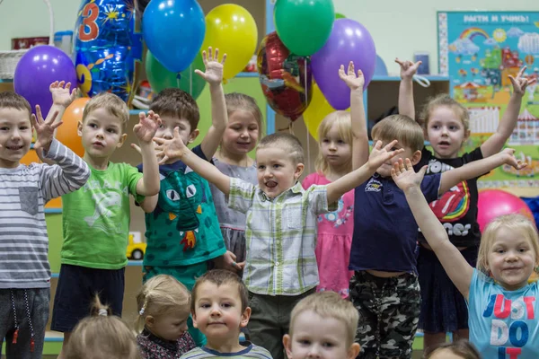 2019 Moscou Russie Groupe Enfants Sur Fond Ballons Colorés Joyeux — Photo