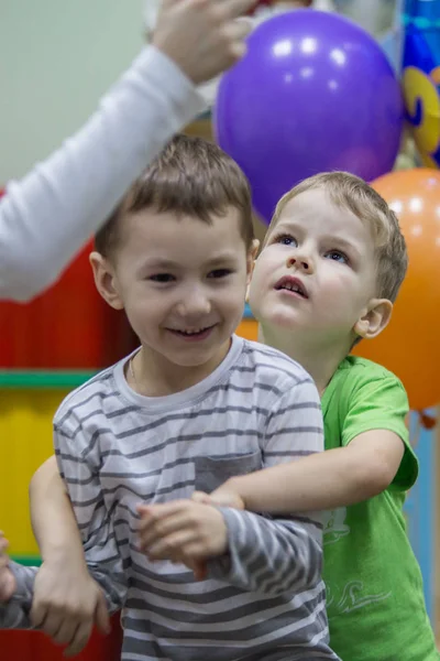 2019Moskau Russland Gruppe Von Kindern Auf Dem Hintergrund Von Bunten — Stockfoto