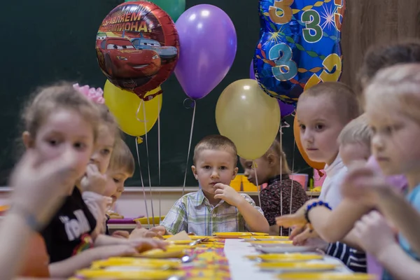 2019 Moscou Rússia Crianças Torno Mesa Festiva Feliz Aniversário Menino — Fotografia de Stock