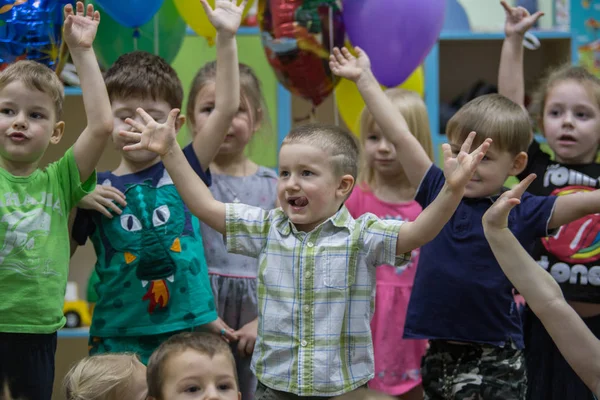 2019Moskau Russland Gruppe Von Kindern Auf Dem Hintergrund Von Bunten — Stockfoto