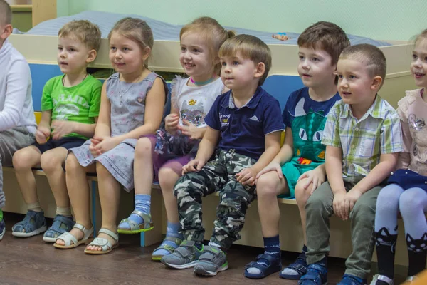 2019 Moscou Russie Groupe Enfants Dans Cour Des Enfants Joyeux Image En Vente