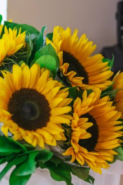 Pencerede ayçiçeği şenlikli buket. Mutlu yıllar. Dünyanın en güzel çiçekleri.
