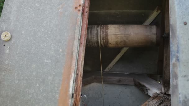 Puits. L'eau de source pure du puits profond monte au sommet dans le seau .