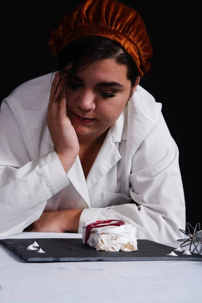 Estudante Preparando Pastelaria Fundo Preto — Fotografia de Stock