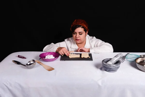 Öğrenci Siyah Arka Planda Pasta Hazırlıyor — Stok fotoğraf