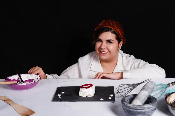 Studente Preparazione Pasticceria Sullo Sfondo Nero — Foto Stock