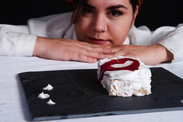 Student Förbereda Bakverk Svart Bakgrund — Stockfoto