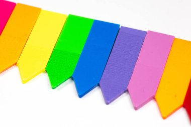 Beyaz bir yüzeye renkli yapışkan notlar