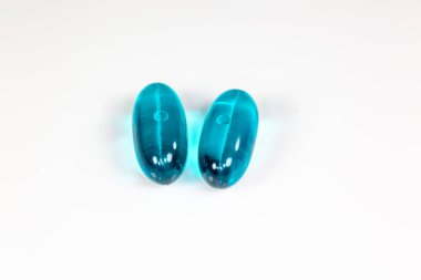 İki mavi hapları while karşı açık bir eczane tablo yüzey.