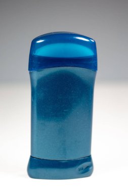 Beyaz bir yüzeye mavi bir deodorant stick