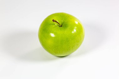 Mutfak tezgahının üzerinde lezzetli yeşil elma