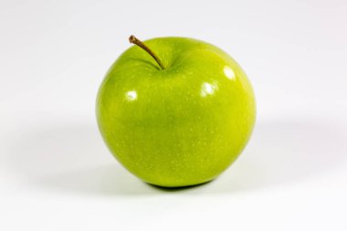 Mutfak tezgahının üzerinde lezzetli yeşil elma