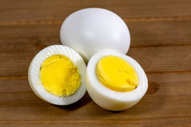 Katı yumurta bir mutfak masasında bir tabakta ikiye böldüm
