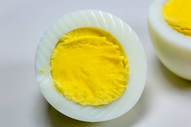 Katı yumurta bir mutfak masasında bir tabakta ikiye böldüm