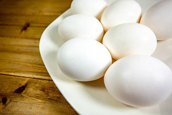 Huevos Plato Tiempo Sentado Mesa Cocina Esperando Ser Agrietado — Foto de Stock