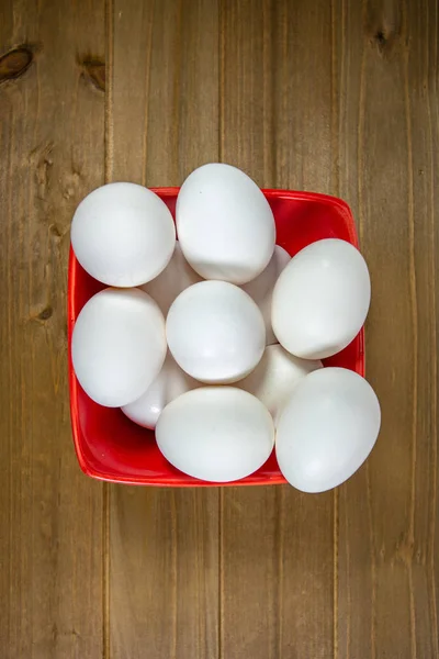 Grupo Huevos Dentro Tazón Rojo Profundo Esperando Que Chef Los — Foto de Stock