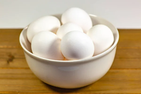 Grupo Huevos Dentro Tazón Blanco Profundo Junto Batidor Esperando Que — Foto de Stock