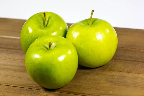 Leckere Grüne Äpfel Auf Der Küchentheke — Stockfoto