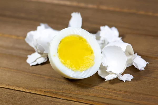 Medio Huevo Duro Con Las Cáscaras Puestas Mesa Cocina — Foto de Stock