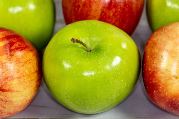 Pommes Vertes Rouges Qui Attendent Être Mangées Sur Table Cuisine — Photo