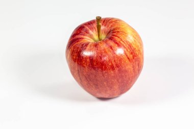 Kırmızı elma mutfak masasının üstünde yenmek için bekliyor