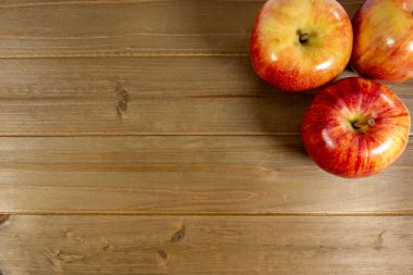 Kırmızı elma mutfak masasının üstünde yenmek için bekliyor