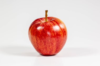 Kırmızı elma mutfak masasının üstünde yenmek için bekliyor